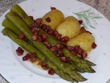 Rezept: Gemüse: grüner Spargel mit Schinkenspeck und Butter Gemüse: grüner Spargel mit Schinkenspeck und Butter - Rezept