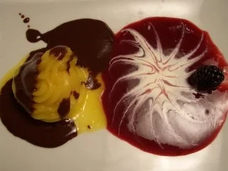 Mangosorbet mit heißer Schoko-Rumsoße auf Brombeerspiegel - Rezept