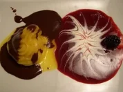 Mangosorbet mit heißer Schoko-Rumsoße auf Brombeerspiegel - Rezept