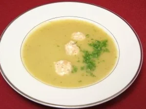 Rezept: Lauchcremesuppe mit Klößchen Lauchcremesuppe mit Klößchen - Rezept