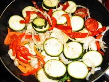 Rezept: Geschnetzelte Gemüsepfanne Bild Nr. 4 Geschnetzelte Gemüsepfanne - Rezept - Bild Nr. 4