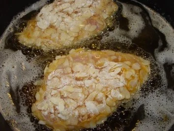 Hähnchenschnitzel in Mandelhülle - Rezept - Bild Nr. 3