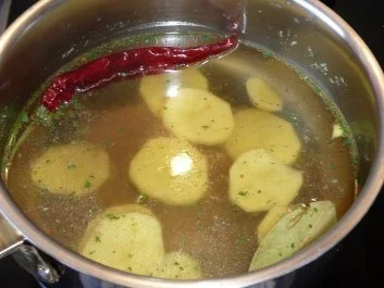 Rezept: Gemüse: Dillgurken mit Zitronenschaumsoße, knusprigen Bratkartoffeln und Schinkenwürfel Bild Nr. 3 Gemüse: Dillgurken mit Zitronenschaumsoße, knusprigen Bratkartoffeln und Schinkenwürfel - Rezept - Bild Nr. 3