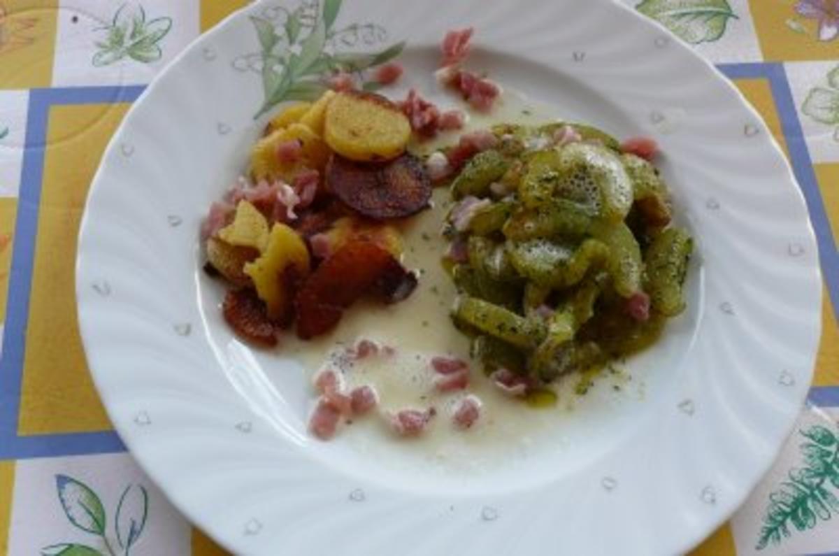 Gemüse: Dillgurken mit Zitronenschaumsoße, knusprigen Bratkartoffeln und Schinkenwürfel - Rezept - Bild Nr. 5
