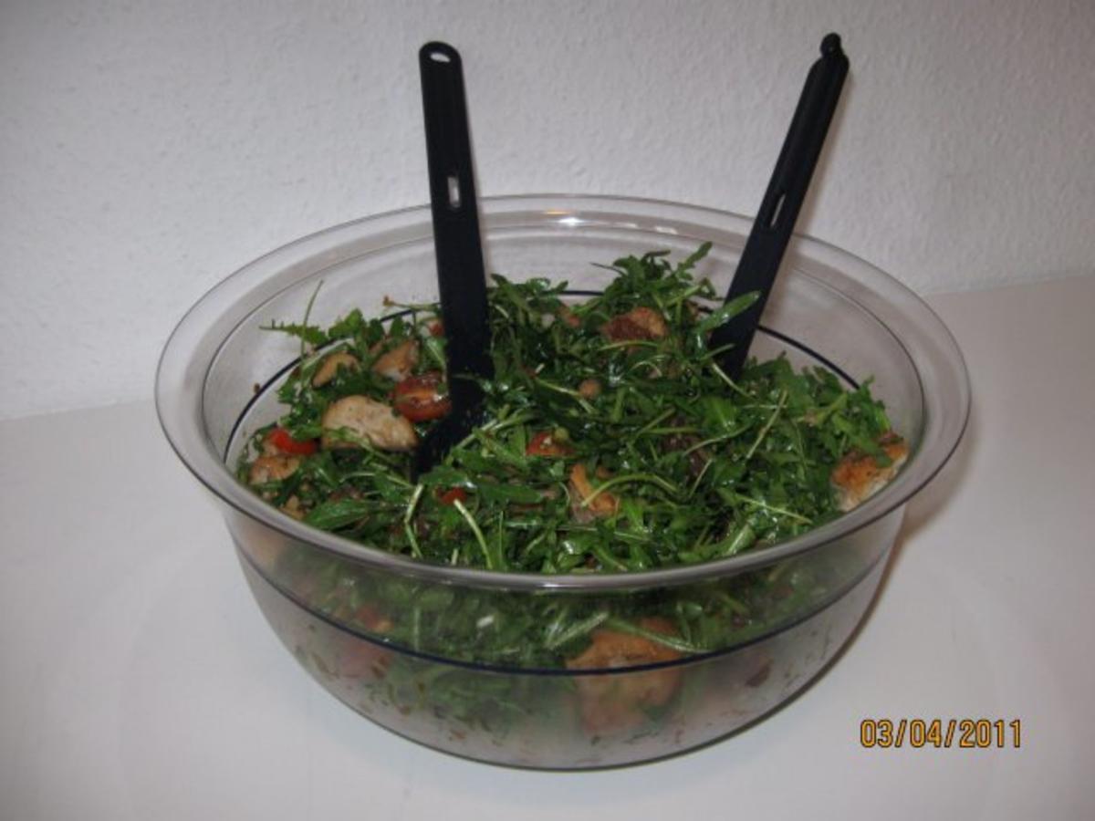 Brotsalat mit Rucola, Pilzen und Tomate - Rezept