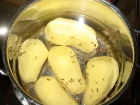 Rezept: Salat - Einfacher Kartoffelsalat... mal mit Kräuter- mal mit Schmand-Kräuterdressing Bild Nr. 4 Salat - Einfacher Kartoffelsalat... mal mit Kräuter- mal mit Schmand-Kräuterdressing - Rezept - Bild Nr. 4