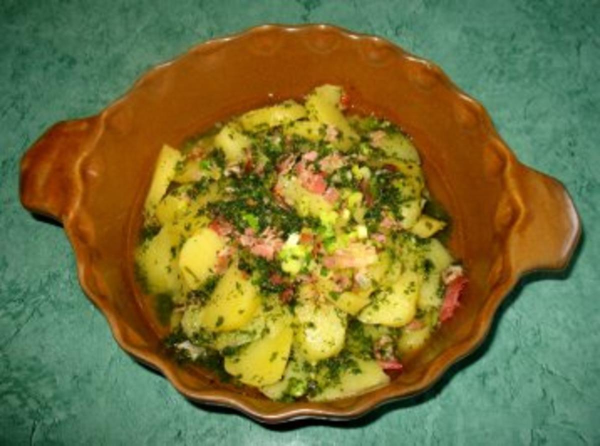 Salat - Einfacher Kartoffelsalat... mal mit Kräuter- mal mit Schmand-Kräuterdressing - Rezept