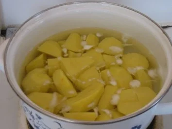 Pazifische Kliesche mit Kräutersoße und Salzkartoffeln - Rezept - Bild Nr. 2