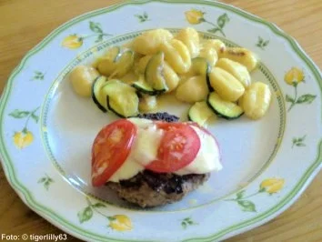 Pizzasteaks mit Zucchini-Gnocchi - Rezept