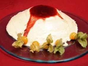 Rezept: Ein Schaum in Weiß mit Joghurt und warmer Pflaumensoße Ein Schaum in Weiß mit Joghurt und warmer Pflaumensoße - Rezept