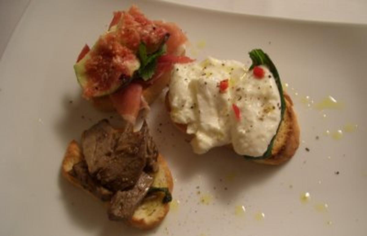 Bilder für Dreierlei Crostinivariationen: Prosciuto-Feigen-Minze, Büffelmozzarella-Chili, Entenragout - Rezept