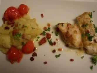 Warmer Speckkartoffelsalat mit Steinbeißerfilet und Salatgurken - Rezept