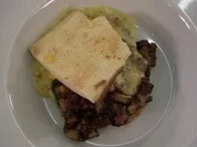 Pochierte Gelbschwanzmakrele mit Blutwurstgröstel und Kartoffel-Senfsoße - Rezept