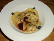Lamm-Ravioli an pikanter Heidelbeersauce - Rezept