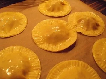 Rezept: Lamm-Ravioli an pikanter Heidelbeersauce Bild Nr. 9 Lamm-Ravioli an pikanter Heidelbeersauce - Rezept - Bild Nr. 9