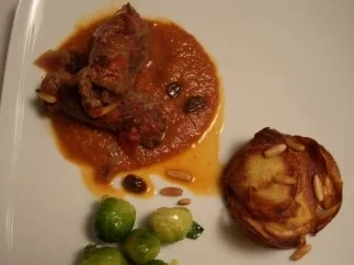 Rinderrouladen in Tomatensoße mit Kartoffeltörtchen und Rosenkohl - Rezept