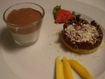 Rezept: Pralinentarte mit weißer Mokkasabayon an warmem Schokoladen-Espuma Pralinentarte mit weißer Mokkasabayon an warmem Schokoladen-Espuma - Rezept