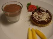 Pralinentarte mit weißer Mokkasabayon an warmem Schokoladen-Espuma - Rezept