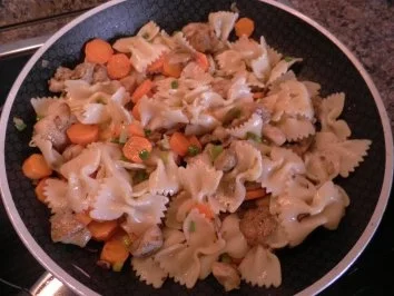 Rezept: Gyroshähnchen - Nudelpfanne Gyroshähnchen - Nudelpfanne - Rezept