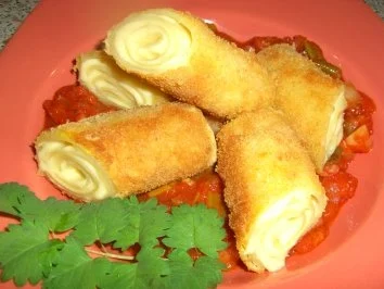 Knusprige Käserollen auf Tomatensauce - Rezept