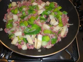 Knusprige Käserollen auf Tomatensauce - Rezept - Bild Nr. 2