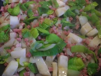 Knusprige Käserollen auf Tomatensauce - Rezept - Bild Nr. 3