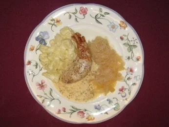 Kaninchenrückenfilet auf Champagnerkraut mit Schmandkartoffeln - Rezept