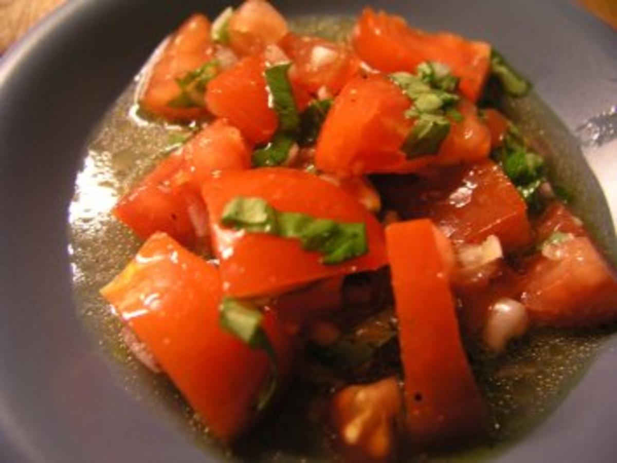Bilder für Tomatensalat mit Fleiscmatenhto und Olivenöl Rezept