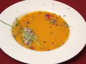 Rezept: Cremesuppe von der Süßkartoffel mit gebratenem Lammfilet Cremesuppe von der Süßkartoffel mit gebratenem Lammfilet - Rezept