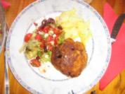Putenfrikadellen mit Feta, Kartoffelsalat und buntem Frühlingsalat - Rezept