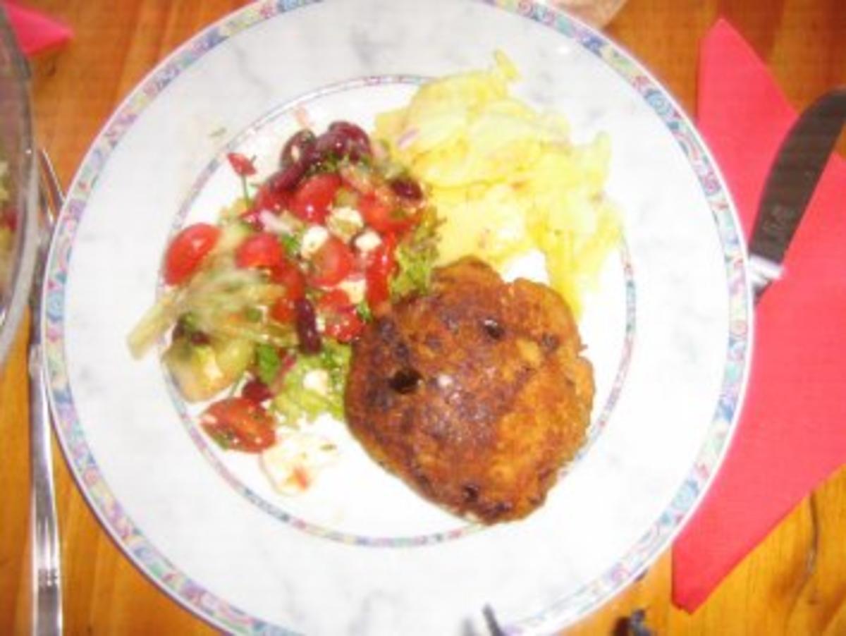 Bilder für Putenfrikadellen mit Feta, Kartoffelsalat und buntem Frühlingsalat - Rezept