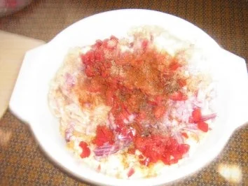 Putenfrikadellen mit Feta, Kartoffelsalat und buntem Frühlingsalat - Rezept - Bild Nr. 2