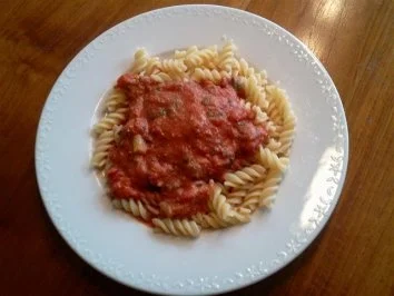 Rezept: HÄHNCHEN-SPIESSE AUF FUSILLI MIT TOMATENSOSSE Bild Nr. 2 HÄHNCHEN-SPIESSE AUF FUSILLI MIT TOMATENSOSSE - Rezept - Bild Nr. 2
