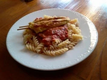 Rezept: HÄHNCHEN-SPIESSE AUF FUSILLI MIT TOMATENSOSSE HÄHNCHEN-SPIESSE AUF FUSILLI MIT TOMATENSOSSE - Rezept