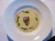 Rezept: Meerrettich-Cremesรผppchen mit Rinderfiletstreifen und Schnittlauchpesto Meerrettich-Cremesรผppchen mit Rinderfiletstreifen und Schnittlauchpesto - Rezept