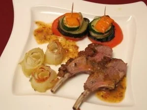 Rezept: Lammkarree mit Tomaten-Olivenkruste, Ratatouille-Türmchen Lammkarree mit Tomaten-Olivenkruste, Ratatouille-Türmchen - Rezept