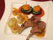 Lammkarree mit Tomaten-Olivenkruste, Ratatouille-Türmchen - Rezept