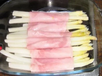 Rezept: Spargel in Schinken eingerollt mit Sauce Hollandaise und Gouda überbacken Bild Nr. 3 Spargel in Schinken eingerollt mit Sauce Hollandaise und Gouda überbacken - Rezept - Bild Nr. 3