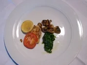 Seezungenfilet mit Tomaten- Zitronenscheiben an Spinat und Schmorpilzen - Rezept