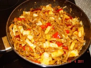 Rezept: Schweinegeschnetzeltes (Gyros-Art) in Blätterteig Bild Nr. 3 Schweinegeschnetzeltes (Gyros-Art) in Blätterteig - Rezept - Bild Nr. 3