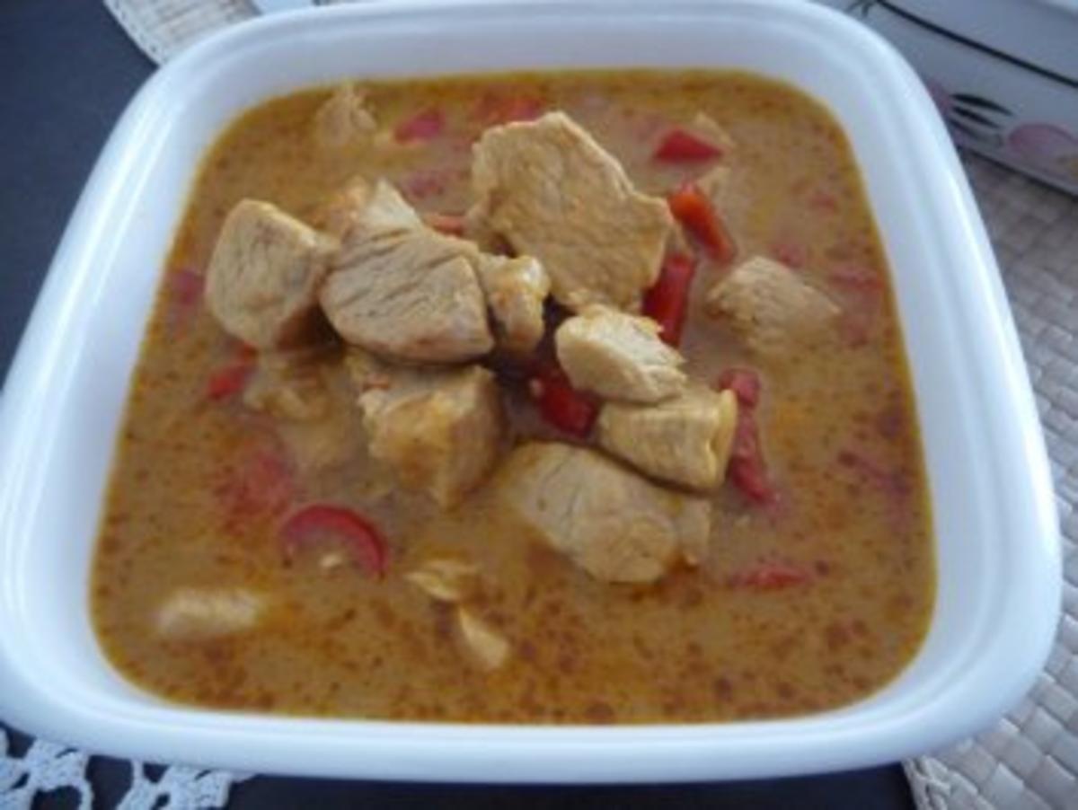Geflügel : Indisches Curryhühnchen  mit Reis und grünem Salat - Rezept