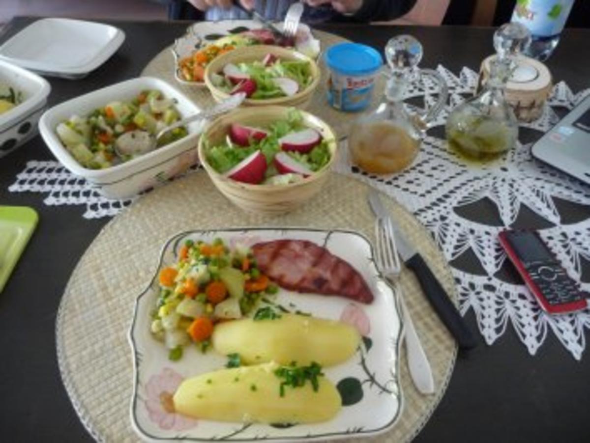 Fixe Küche : Kassler vom Grill mit Buttergemüse und Salzkartoffeln - Rezept - Bild Nr. 2