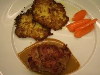 Medaillons vom Strauß in Rotweinpfeffersoße auf Zucchiniröstis und glasierten Möhren - Rezept