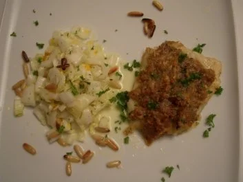 Rezept: Steinbutt mit Pinienkernkruste auf süßsaurem Chinakohlsalat mit Mandarinen und Ananas Steinbutt mit Pinienkernkruste auf süßsaurem Chinakohlsalat mit Mandarinen und Ananas - Rezept
