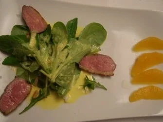 Rezept: Entenbrüstchen auf Blattsalat mit Kokosstreifen und Orangenfilets Entenbrüstchen auf Blattsalat mit Kokosstreifen und Orangenfilets - Rezept