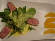 Entenbrüstchen auf Blattsalat mit Kokosstreifen und Orangenfilets - Rezept