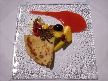 Pfirsich-Trauben-Crepes an Rumsahne auf Himbeerspiegel - Rezept