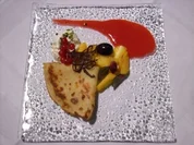 Pfirsich-Trauben-Crepes an Rumsahne auf Himbeerspiegel - Rezept