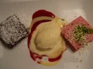 Macadamia-Brownie mit Eierliköreis und Himbeermousse-Lasagne - Rezept