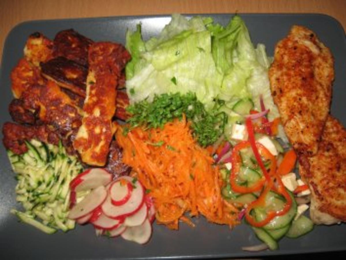 Gemischte Salatplatte mit Hähnchen und krossem Halloumikäse - Rezept